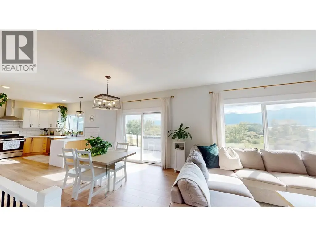 825 Selkirk Drive, Creston
